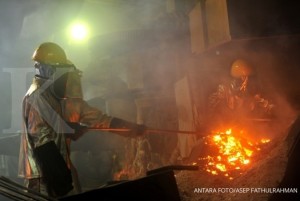 Sejumlah pekerja melakukan peleburan biji nikel di Unit Bisnis Pertambangan Nikel (UBPN) Sultra PT Aneka Tambang (ANTAM) di Kolaka, Sultra, Selasa (8/5). Realisasi penjualan feronikel tahun 2017 mencapai 21.812 ton dan pertumbuhan penjualan tahun 2018 ditarget sebesar 26 ribu ton. ANTARA FOTO/Asep Fathulrahman/pd/18