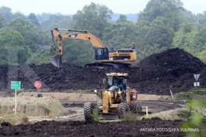 Sejumlah alat berat beroperasi dikawasan penambangan batu bara Desa Sumber Batu, Kecamatan Meureubo, Aceh Barat, Aceh, Minggu (8/4). ANTARA FOTO/Syifa Yulinnas/18.