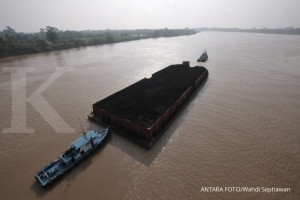 Kapal Tongkang pembawa batu bara melintasi aliran Sungai Batanghari di Muarojambi, Jambi, Jumat (8/6). Sejumlah perusahaan batu bara di daerah itu kembali memanfaatkan jalur Sungai Batanghari untuk membawa muatan pascapelarangan operasional truk batu bara oleh Dinas Perhubungan Provinsi Jambi mulai 9-19 Juni 2018 karena memasuki musim mudik lebaran. ANTARA FOTO/Wahdi Septiawan/aww/18.