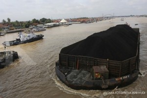 Kapal tongkang pengangkut batu bara saat melintas di Sungai Musi, Palembang, Sumatera Selatan, Rabu (7/3). Kementerian ESDM mengatakan Harga Batu Bara Acuan (HBA) Maret 2018 mengalami kenaikan 1,16 persen, dari US$100,69 per ton pada bulan Februari 2018 menjadi US$101,86 per ton dan menjadi HBA tertinggi sejak Mei 2012. ANTARA FOTO/Nova Wahyudi/foc/18.