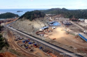 Smelter Nikel Sulawesi Mining Investement (SMI) yang baru diresmikan oleh Presiden Jokowi di Morowali, Sulewesi Tenggara, Jumat (29/5/2015). Selain memperbesar tenaga kerja dimana SMI aakan menyedot sekitar 12 ribu tenaga kerja juga negara mendapat pemasukan besar dari pengolahan biji Nikel menjadi barang setengah jadi atau melarang ekport produk bukan biji mentah. WARTA KOTA/HENRY LOPULALAN