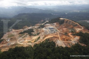 Aktivitas pesiapan lokasi dan pembangunan pabrik pengolahan emas-perak G-Resources Martabe di Aek Pining, Batangtoru, Kabupaten Tapanuli Selatan, Sumatera Utara, Sabtu (14/1/2012). Proyek Martabe yang telah memasuki tahap 75 persen penyelesaian ini akan mulai beroperasi pada akhir Maret 2012 dengan target produksi 250.000 ounces emas dan 2,5 juta ounces perak per tahun. KOMPAS/PRIYOMBODO