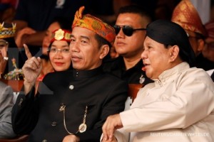 Indonesian President Joko Widodo and his challenger Prabowo Subianto (R) attend a ceremony marking the start of the campaigning period for next year's election in Jakarta, Indonesia, September 23, 2018. REUTERS/Darren Whiteside