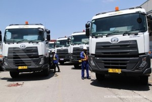 JAKARTA,28/08-SERAH TERIMA ARMADA BARU.Pekerja melakukan pengecekan armada terbaru di sela acara serah terima PT. United Tractors Tbk kepada Puninar Logistics di Jakarta, Senin (28/08). Puninar Logistics melalui PT. united Tractors Tbk sebagai salah satu pelaku bisnis logistik di Indonesia menyerahkan armada terbaru sekligus meluncurkan sistem transportasi terpadu berbasis Cloud Computing. KONTAN/Fransiskus Simbolon/28/08/2017