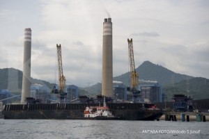 Suasana aktivitas bongkar muat batu bara dari kapal tongkang ke mesin pembangkit di Kompleks PLTU Paiton, Kabupaten Probolinggo, Jawa Timur, Sabtu (23/3/2019).