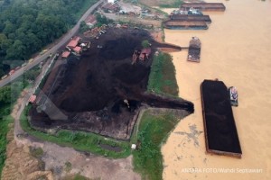 Aktivitas perusahaan penimbunan batu bara yang dilakukan secara terbuka di tepi Sungai Batanghari terlihat dari Muarojambi, Jambi, Kamis (18/10/2018).