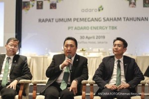 Presiden Direktur PT Adaro Energy Tbk Garibaldi Thohir (tengah) didampingi CFO PT Adaro Energy Tbk Lie Luckman (kiri) dan Wakil Presiden Direktur PT Adaro Energy Tbk Christian Ariano Rachmat (kanan) menjawab pertanyaan awak media seusai Rapat Umum Pemegang Saham Tahunan (RUPST) di Jakarta, Selasa (30/4/2019). Dalam RUPST kali ini para pemegang saham menyetujui pembagian dividen tunai final sebesar 200 juta US Dolar untuk tahun buku 2018 serta menyetujui penunjukan Mohammad Effendi sebagai Komisaris Independen perusahaan hingga RUPST 2023. ANTARA FOTO/Dhemas Reviyanto/hp.