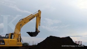 Bongkar muat batubara dari kapal ke truk pengangkut di pelabuhan Tanjung Priok Jakarta Utara, Rabu (11/3). Batubara ini akan dikirim dan digunakan sebagai bahan bakar pembuatan semen di Bogor Jawa Barat. Salah satu komponen terbesar dari beban pokok pendapatan perusahaan semen adalah bahan bakar dan listrik. Dengan penurunan harga batubara global dan harga minyak perusahaan semen bisa menekan biaya dan meningkatkan efisiensi. KONTAN/Cheppy A. Muchlis/11/03/2015