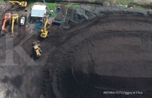 Operator mengoperasikan alat berat bekerja di terminal batubara Pelabuhan Teluk Bayur, Padang, Sumatera Barat, Rabu (9/1/2019).