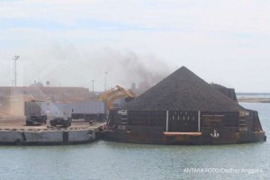 Sejumlah alat berat memuat batu bara ke dalam truk di Pelabuhan Cirebon, Jawa Barat, Kamis (13/6/2019). Kementerian ESDM menetapkan Harga Batu Bara Acuan (HBA) turun dari 81,86 Dollar AS per ton menjadi 81,48 Dollar AS per ton. ANTARA FOTO/Dedhez Anggara/wsj.