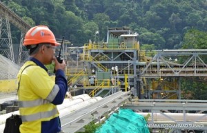 Seorang karyawan menggunakan alat komunikasinya di tambang Batu Hijau Milik PT Newmont Nusa Tenggara (NNT) di Kecamatan Maluk, Taliwang, Sumbawa Barat, NTB, Kamis (12/6). Sejak 5 Juni 2014 PT Newmont Nusa Tenggara (NNT) secara resmi menyampaikan pemberitahuan kepada pemerintah dan para karyawan bahwa perusahaan menyatakan keadaan kahar (di luar kuasa/force majeur) sesuai Kontrak Karya karena adanya penerapan larangan ekspor yang membuat perusahaan tidak dapat melakukan kegiatan produksi. ANTARA FOTO/Ahmad Subaidi/ss/nz/14.