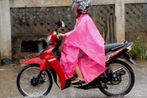 Larangan Keras Pengamat Safety Riding Naik Motor Saat Hujan Pakai Sandal Jepit